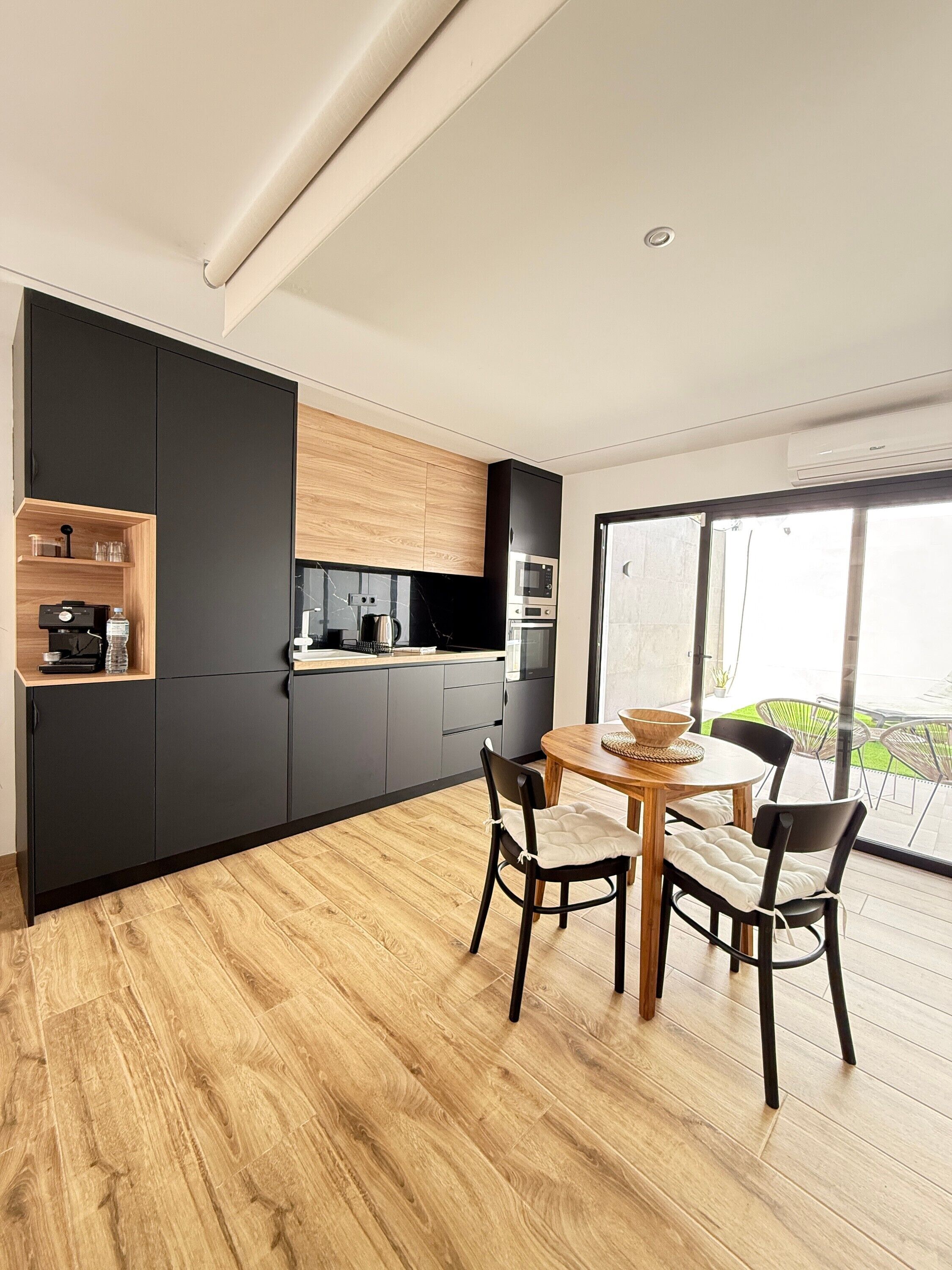 Frigorífico, microondas, horno y placa de cocina