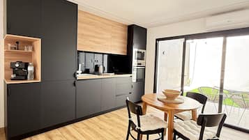 Frigorífico, microondas, horno y placa de cocina