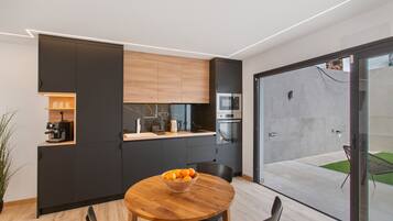 Een koelkast, een magnetron, een oven, een kookplaat