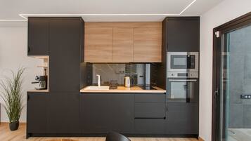 Een koelkast, een magnetron, een oven, een kookplaat