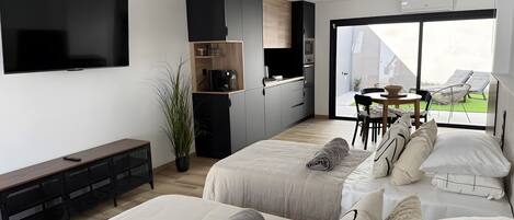 1 habitación, tabla de planchar con plancha, wifi gratis y ropa de cama