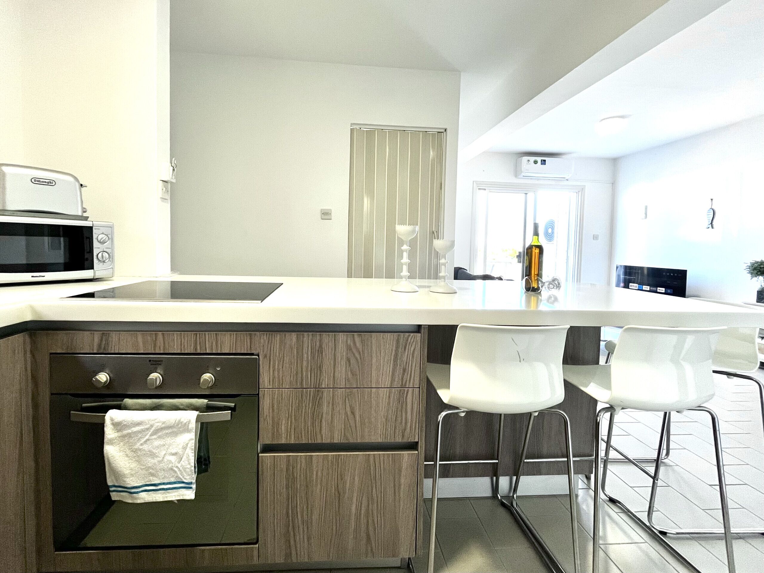 Refrigerador, microondas, horno y tetera eléctrica 