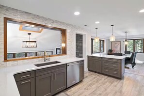 Fridge, microwave, oven, stovetop - 5BR/5.5 Bath/Mountain/City View•Hot Tub•Game Room•Fire Pit•Walk to Polar Express (Bryson City)