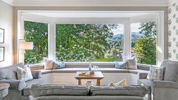 Smart TV, fireplace, video games, table tennis