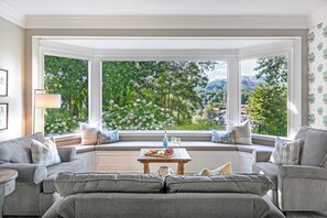 Smart-tv, eldstad, tv-spel och ett bordtennisbord