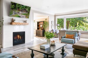 Smart-tv, eldstad, tv-spel och ett bordtennisbord