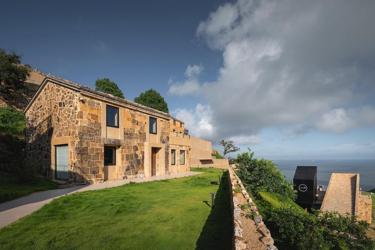 Exclusive House, Patio, Sea View | Desk, laptop workspace, free WiFi