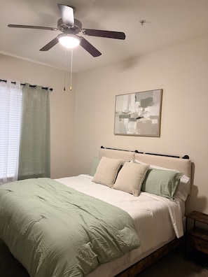 1 Schlafzimmer, Zimmersafe, Schreibtisch, Bügeleisen/Bügelbrett