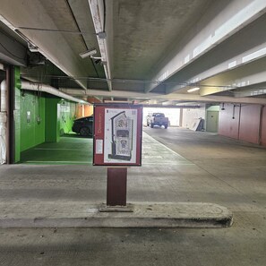 Third-party on-site parking, electric car charging point - NRG/MEDICAL CENTER centrally located+ Free parking (Houston)
