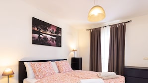 1 bedroom, desk, internet