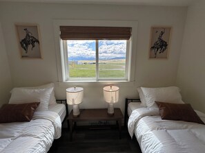 6 bedrooms, travel crib, free WiFi, bed sheets - Spacious 6-bedroom house with AC, WiFi on a real working cattle ranch (Livingston)