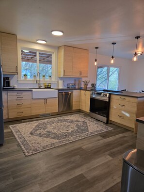 Fridge, microwave, oven, stovetop - Spacious 6-bedroom house with AC, WiFi on a real working cattle ranch (Livingston)