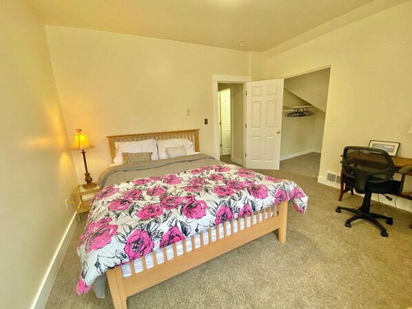 1 bedroom, desk, WiFi, bed sheets