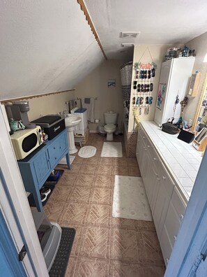 Hair dryer, towels, soap, shampoo - Large keys stilt home in beach community (Key Largo)