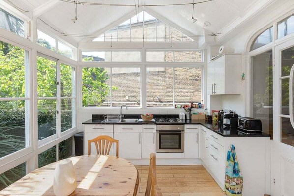 Kühlschrank, Ofen, Wasserkocher mit Kaffee-/Teezubehör, Toaster