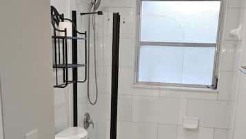 Een douche, een haardroger, handdoeken, zeep