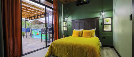 3 habitaciones, escritorio y tabla de planchar con plancha