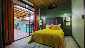 3 habitaciones, escritorio y tabla de planchar con plancha 