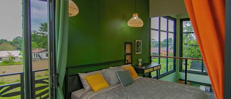 3 makuuhuonetta, työpöytä, silitysrauta/-lauta, vauvan matkasänky