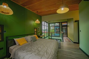 3 habitaciones, escritorio y tabla de planchar con plancha 