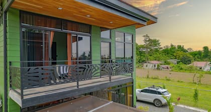 Casa Esmeralda -5min to La Fortuna, King beds, BBQ & pool, parking on property