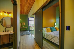 3 bedrooms, desk, iron/ironing board, travel cot