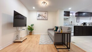 Smart TV - Beautiful Cozy Private Entry Basement Apartment (Markham)