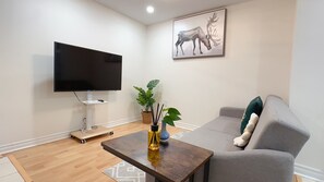 Smart TV - Beautiful Cozy Private Entry Basement Apartment (Markham)