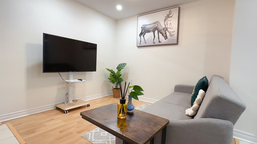 Beautiful Cozy Private Entry Basement Apartment - Markham