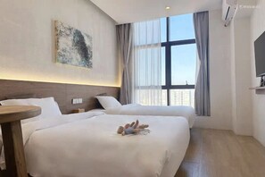 Phòng 2 giường đơn tiện nghi đơn giản, quang cảnh thành phố | Bàn, khu vực làm việc phù hợp cho laptop 