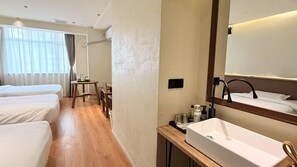 Phòng dành cho gia đình, quang cảnh thành phố | Phòng tắm | Buồng tắm vòi sen, máy sấy tóc, dép đi trong nhà, khăn tắm 