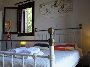 3 chambres, coffres-forts dans les chambres, fer et planche à repasser
