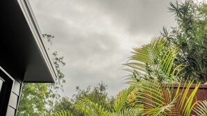 A view of a building's exterior with a dark roof and a clear sky. - Stunning Studio in Berkeley - Entire Private Guesthouse + No Shared Spaces (Berkeley)
