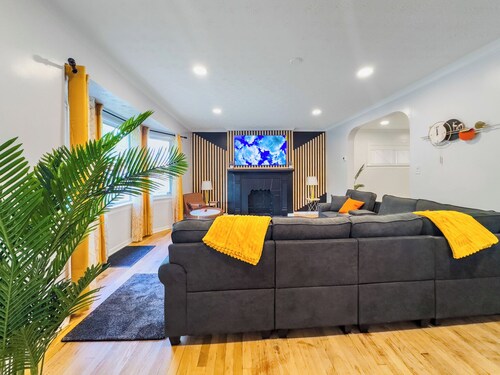 Modern Comfort Near Clinic & Downtown,  King Bed!