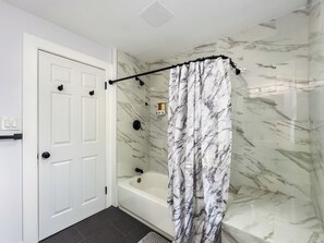 Dusche, Haartrockner, Bidet, Handtücher