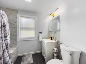 Douche, sĂšche-cheveux, bidet, serviettes fournies