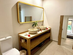 Douche, sèche-cheveux, serviettes fournies