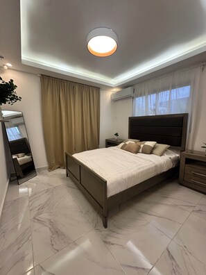 2 Schlafzimmer, Schreibtisch, Bügeleisen/Bügelbrett, Reisekinderbett