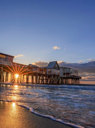 Spacious 4BR Coastal House w/pool Near Beach/Pier