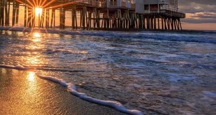 Spacious 4BR Coastal House w/pool Near Beach/Pier