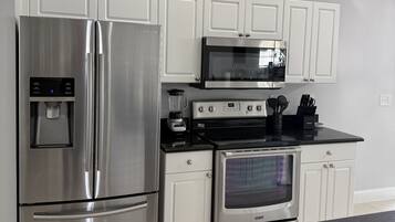 雪櫃、微波爐、焗爐、爐具