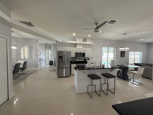 Villa Sunshine: Elegant & Modern 4BR Pool House