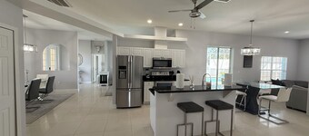 Villa Sunshine: Elegant & Modern 4BR Pool House