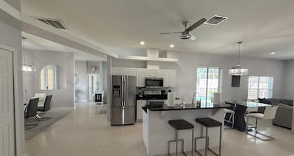 Villa Sunshine: Elegant & Modern 4BR Pool House
