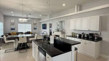 雪櫃、微波爐、焗爐、爐具