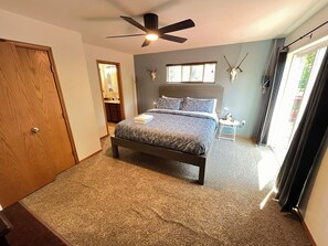 5 bedrooms, desk, iron/ironing board, travel crib