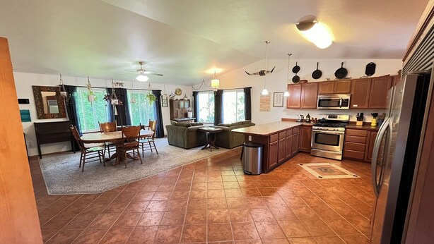 Una cocina amplia con comedor, una isla central y horno integrado.