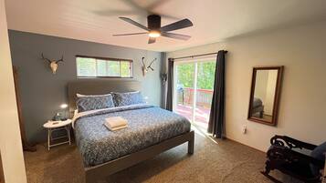 5 bedrooms, desk, iron/ironing board, travel crib