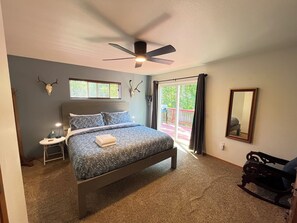 5 chambres, bureau, fer et planche à repasser, lit parapluie