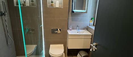 Douche, sĂšche-cheveux, serviettes fournies, savon